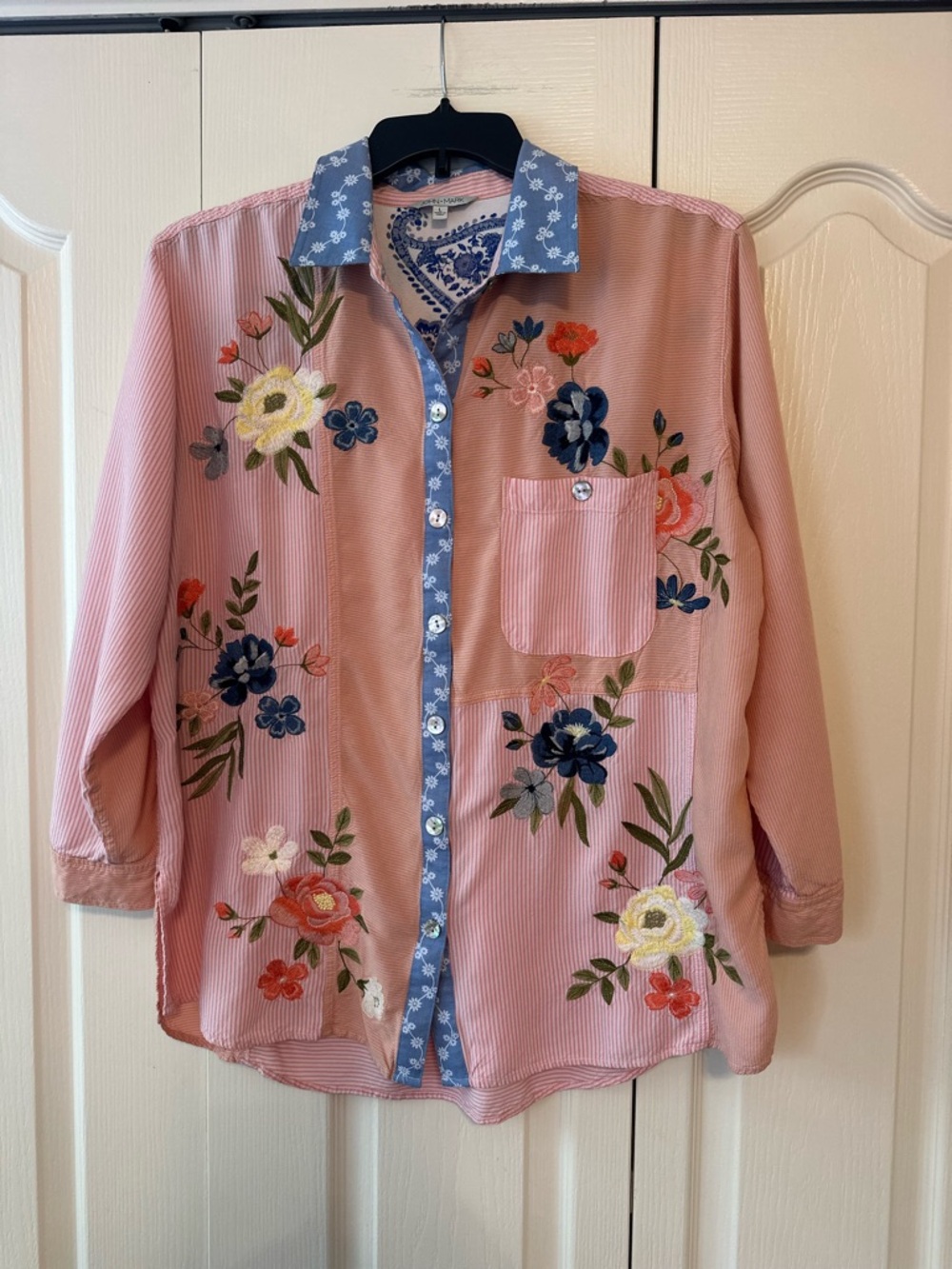 John Mark Women’s Pink Button up with  Floral Embroidery. Sz. L - Picture 2 of 8